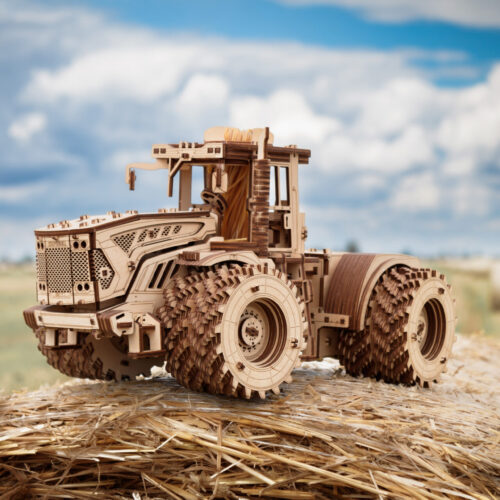 деревянный конструктор Кировец K-7M с механическим мотором на резинках