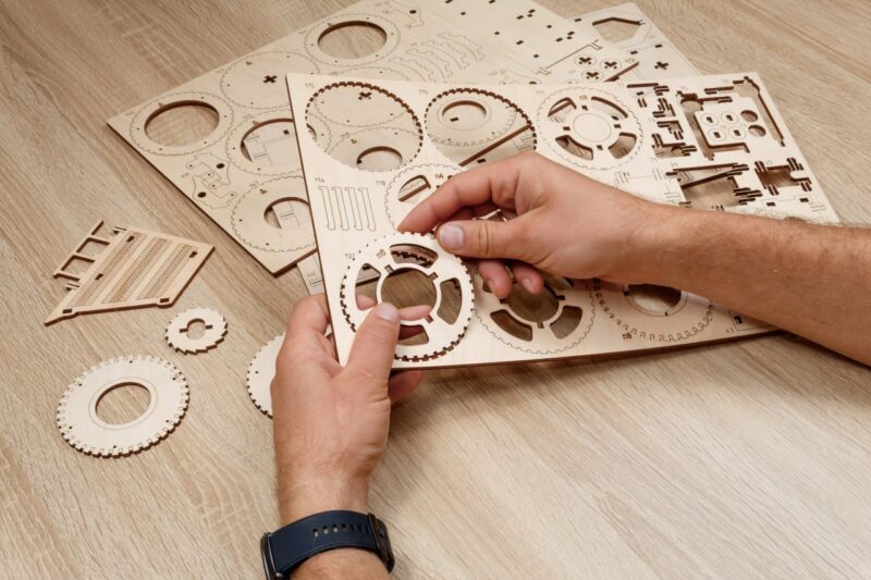 деревянный конструктор для сборки с механическим мотором